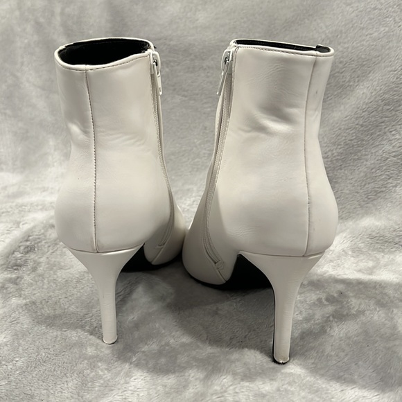 White high heel ankle boots, size US size 7 1/2 - Picture 3 of 5
